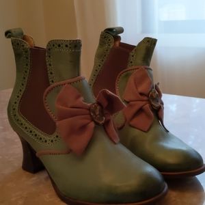 Lightly worn shoes - unique